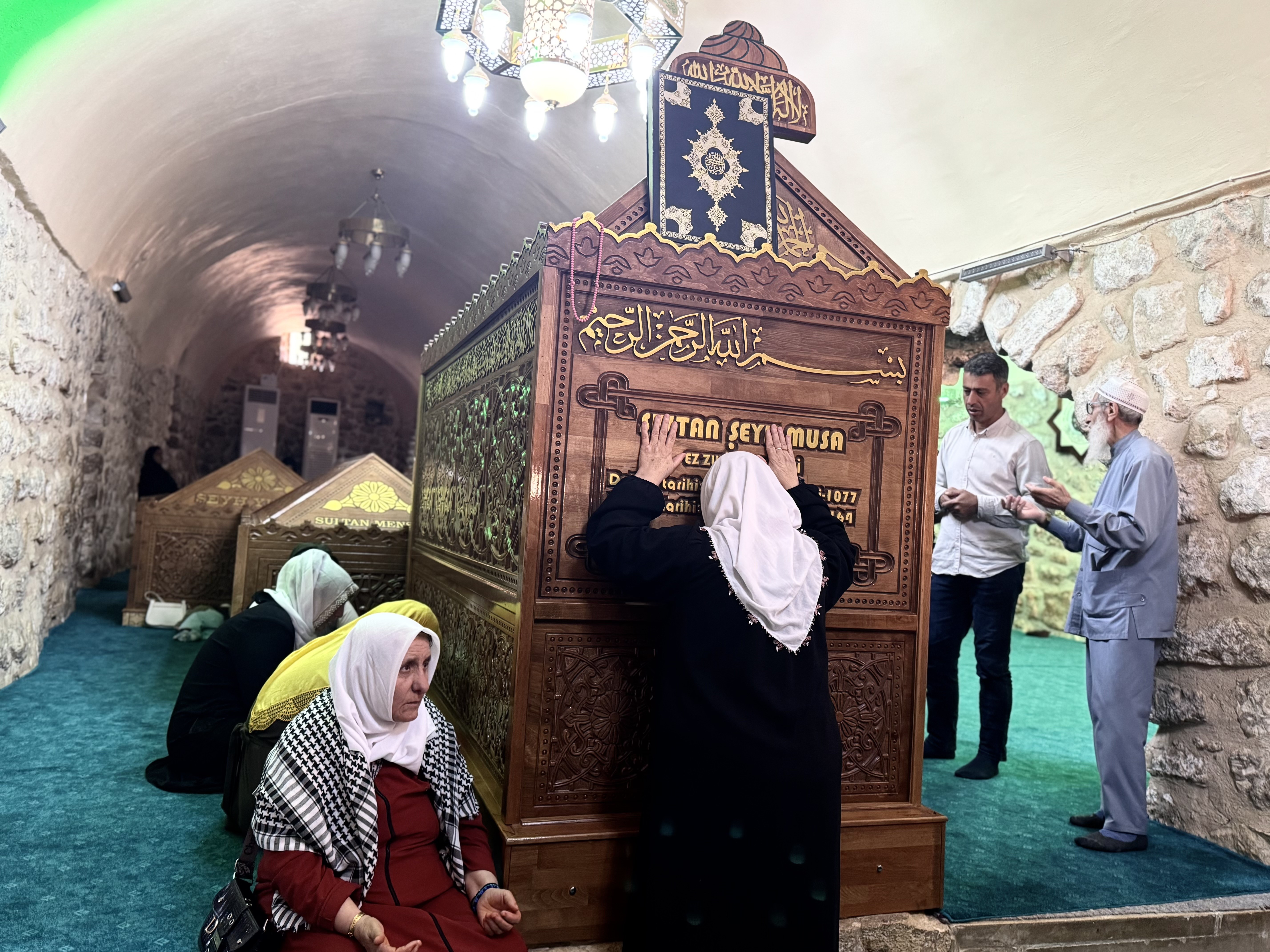 Sultan Şeyhmus türbesi ve medresesi binlerce ziyaretçiyi ağırlıyor